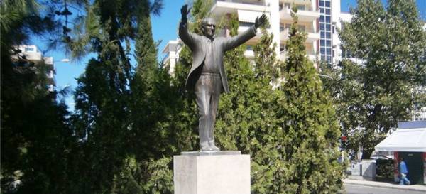 Πορνοστάρ γιόρτασε γυμνή κάτω από το άγαλμα του Ανδρέα Παπανδρέου τα 40 χρόνια ΠΑΣΟΚ