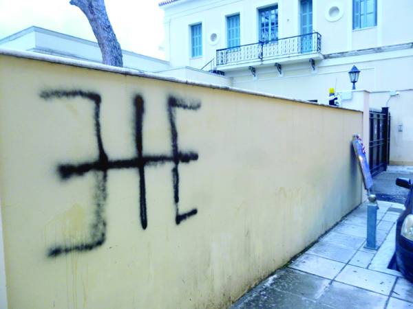 Εκρήξεις μυστήριο σε Καλαμάτα - Μυστρά με... υπογραφή το δελφικό "Ε": (βίντεο και φωτογραφίες)