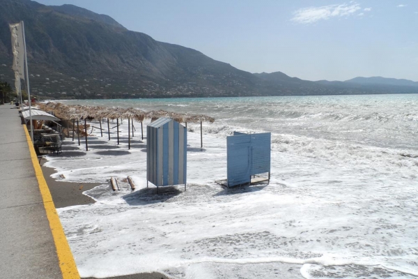 Τα κύματα πήραν τις ξαπλώστρες στην παραλία Καλαμάτας (φωτογραφίες)