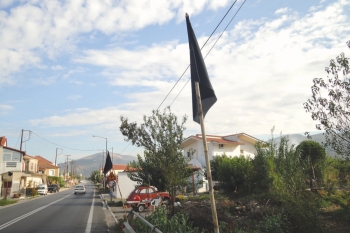 Για τα σκουπίδια στο Παλιοροβούνι: Σήκωσαν μαύρες σημαίες στο δρόμο