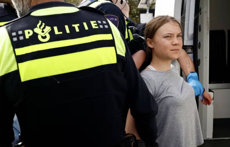 Η ακτιβίστρια για το κλίμα Γκρέτα Τούνμπεργκ τέθηκε υπό κράτηση δύο φορές σε διαδήλωση στη Χάγη