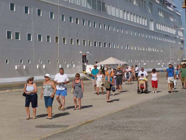 2.700 τουρίστες με δύο κρουαζιερόπλοια στην Καλαμάτα 