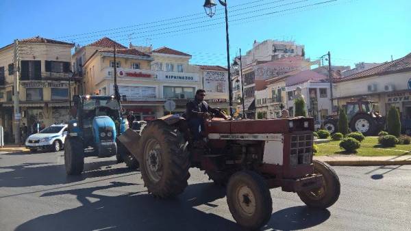 Τα τρακτέρ κατέβηκαν στην Καλαμάτα (βίντεο και φωτογραφίες)