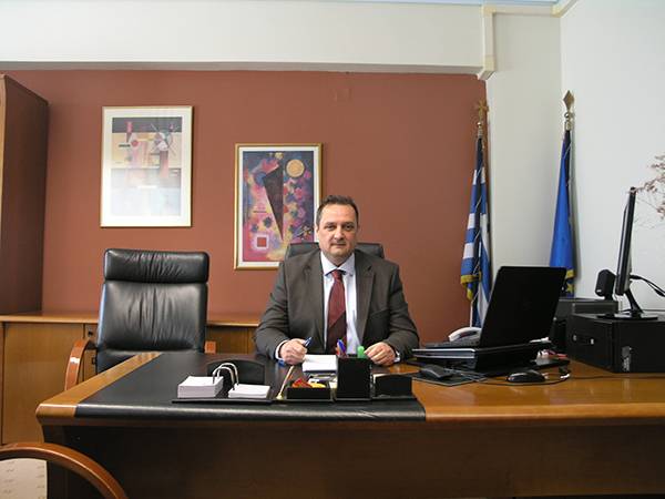 Ο τ. διευθυντής Εκπαίδευσης Πελοποννήσου Πάνος Πετρόπουλος στην “Ε”: «Δεν παντρεύομαι... καρέκλες, προτιμώ την οικογένειά μου»