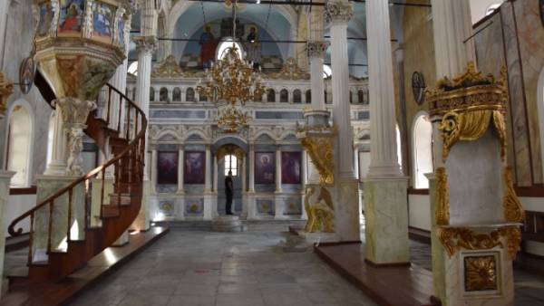 ΠΑΣΧΑ: Η πρώτη Ανάσταση στο ναό του Ταξιάρχη στο Αϊβαλί