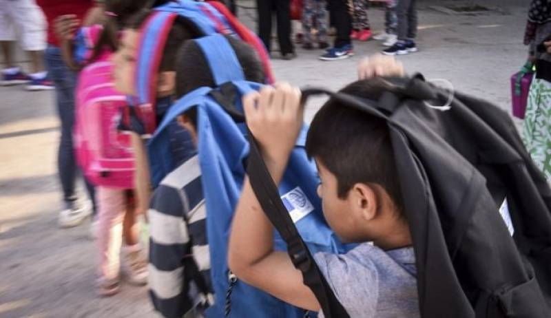 Ο κορονοϊός αφήνει τα προσφυγόπουλα εκτός σχολείων