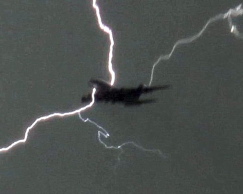 Κεραυνός χτύπησε νορβηγικό αεροπλάνο πάνω απ' την Καλαμάτα  