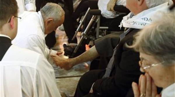 Ο Πάπας έπλυνε τα πόδια 12 ατόμων με ειδικές ανάγκες (βίντεο)