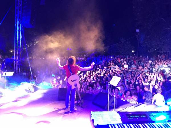 Συναυλία Παπακωνσταντίνου - Θηβαίου στο Χανδρινού: Ηλεκτρισμένο ροκ κάτω απ' τα πλατάνια (βίντεο)