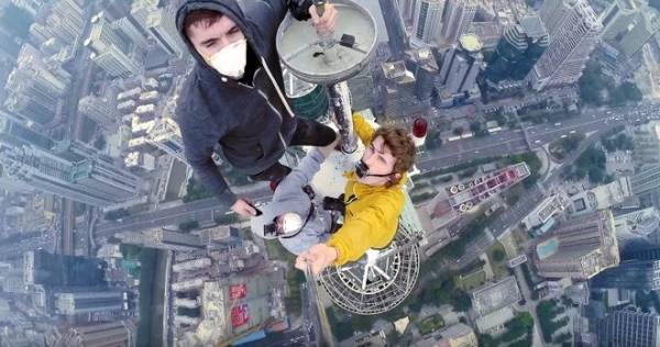Στην κορυφή ουρανοξύστη για μια selfie! (Βίντεο)