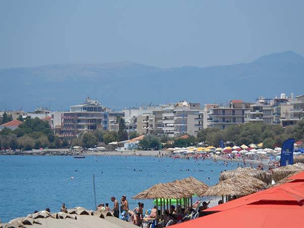 Τραπεζοκαθίσματα σε εξέδρα ώστε να μην πατάει ο κόσμος στην άμμο
