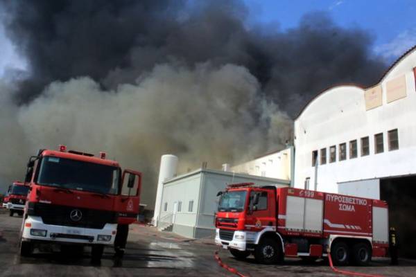Εχει περιοριστεί η φωτιά στο εργοστάσιο χυμοποιίας στην Νέα Κίο