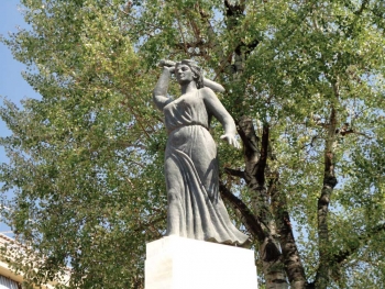 Η αγαλματομανία οδήγησε σε γκάφα: Δήμαρχε, η Καλαμάτα έχει