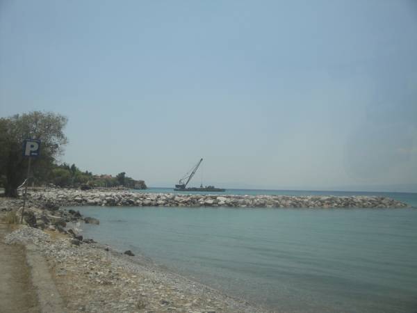 Σταματά για δύο μήνες το έργο προστασίας ακτών στην περιοχή της Μικράς Μαντίνειας