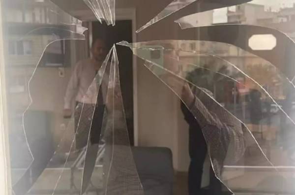 Επίθεση με αεροβόλο στο γραφείο του βουλευτή Δ. Μαρκόπουλου (βίντεο)