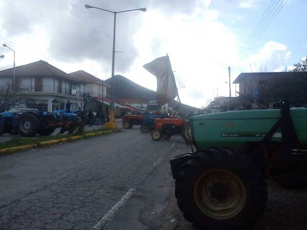 Οι αγρότες συγκεντρώνουν  τρακτέρ στο Σουληνάρι