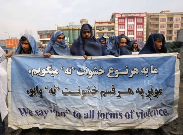 Άνδρες διαδήλωσαν στην Καμπούλ φορώντας… μπούρκες