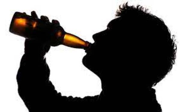 Σύμφωνα με έρευνα: Αυξημένος ο κίνδυνος εγκεφαλικού για 20άρηδες και 30άρηδες που πίνουν πολύ αλκοόλ