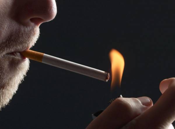 Με πρόστιμα απειλεί τους καπνιστές υπαλλήλους ο Νίκας 