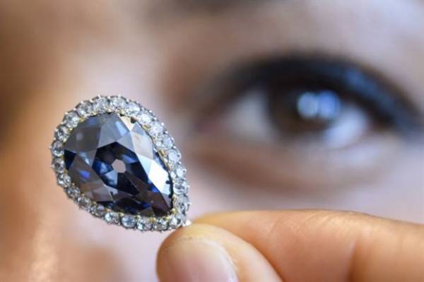 Το διαμάντι Μπλε Φαρνέζε των βασιλιάδων πουλήθηκε $6,7 εκατ.