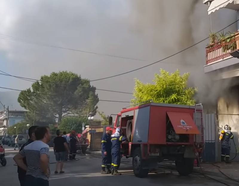 Κορινθία: Μεγάλη φωτιά σε σούπερ μάρκετ στο Χιλιομόδι (Βίντεο)