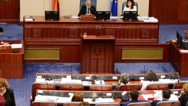 ΠΓΔΜ: Το Κοινοβούλιο επικύρωσε τη συμφωνία των Πρεσπών για την ονομασία