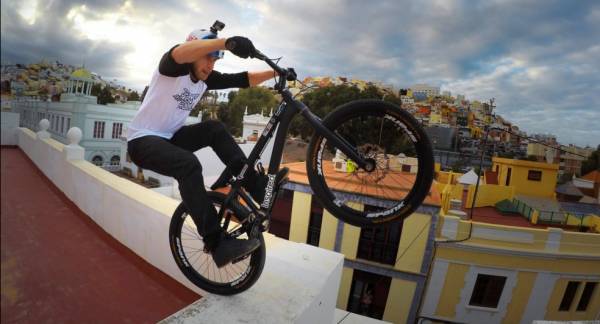 Ο επαγγελματίας ποδηλάτης Ντάνι Μακάσκιλ κάνει απίστευτα πράγματα στις στέγες του Λας Πάλμας! (βίντεο)