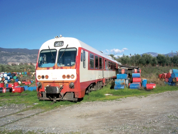 Εγκατάλειψη τρένων - υποδομών και καταστροφή δημόσιας περιουσίας στο μηχανοστάσιο Καλαμάτας