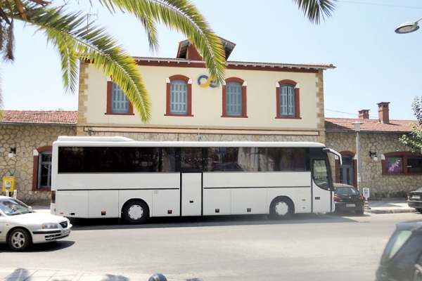 Εντονη αντίδραση Νίκα για αλβανικά λεωφορεία που παρκάρουν παράνομα στο σταθμό του ΟΣΕ