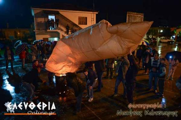 Τα αερόστατα φώτισαν τον ουρανό σε Λέικα και Ράχη (φωτογραφίες)