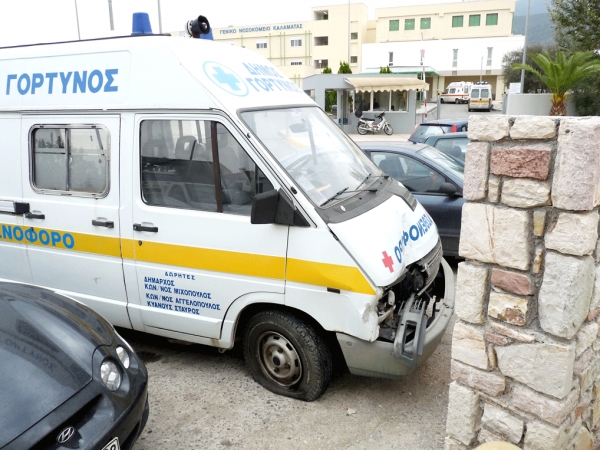 Ασθενοφόρο έπεσε σε σταθμευμένα αυτοκίνητα ενώ μετέφερε τραυματισμένο 19χρονο δόκιμο αστυφύλακα