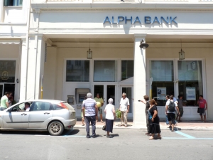 Κλειστά ταμεία βρήκαν στην τράπεζα οι ληστές - Χτύπησαν με βαριοπούλα την Alpha Bank στην 23ης Μαρτίου 