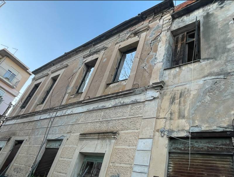Καλαμάτα: Κίνδυνος από ετοιμόρροπο κτήριο στην Αναγνωσταρά
