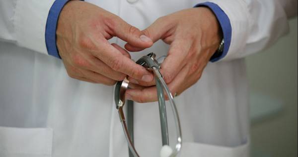 «Άφωνοι» οι γιατροί στο νοσοκομείο Κορίνθου - 35χρονη είχε καταπιεί κουτάλι (φωτο)