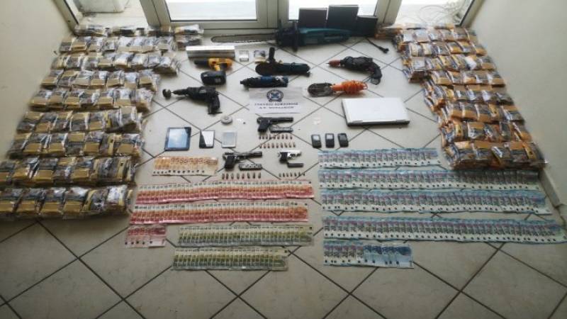 Έκρυβαν τρία πιστόλια και περισσότερα από 27 κιλά λαθραίου καπνού - Δύο συλλήψεις στη Χαλκιδική