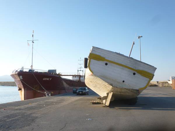 Απομάκρυνση των κατασχεμένων πλοίων ζητεί το Λιμεναρχείο