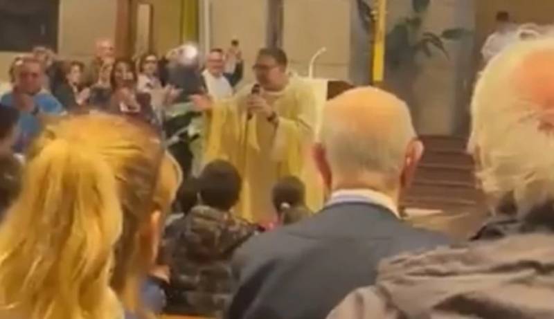 Νάπολι: Ιερέας έκανε εκκλησία... πέταλο, φωνάζοντας σύνθημα με τους πιστούς την ώρα της λειτουργίας (Βίντεο)