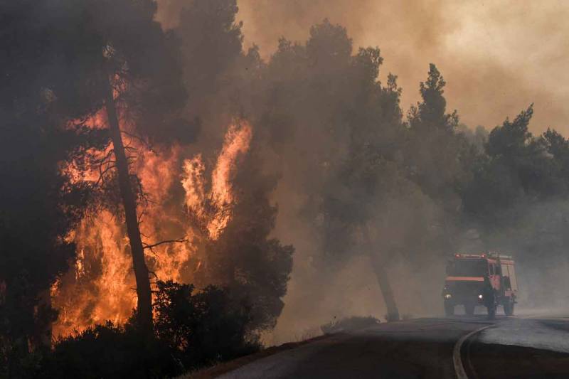 Σε εξέλιξη η φωτιά στην κεντρική Εύβοια: Αντιπυρική ζώνη έξω από τα Ψαχνά