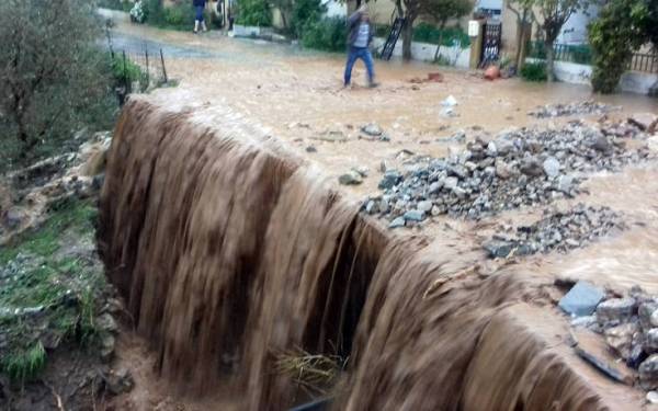 Καταρρακτώδεις βροχές, πλημμυρισμένα σπίτια και κλειστοί δρόμοι στα Σφακιά (pics)