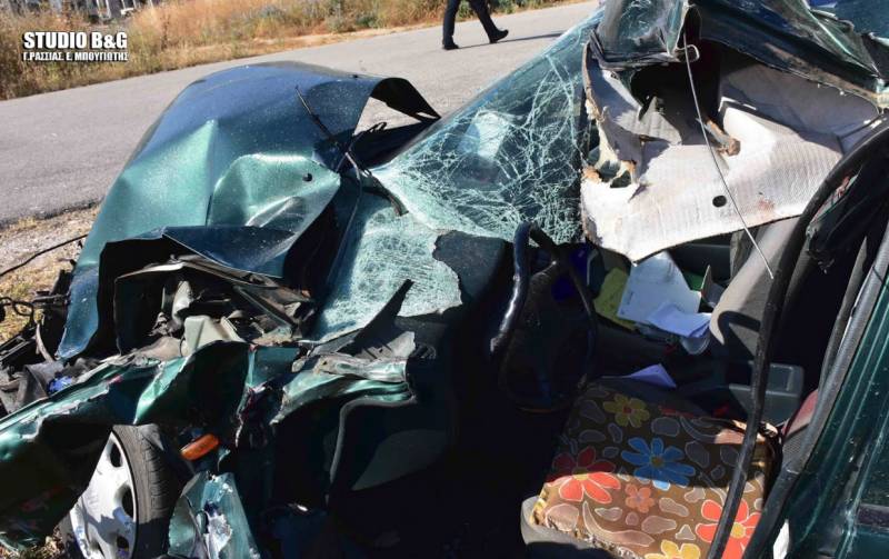 Ενας νεκρός από τροχαίο δυστύχημα στην Αργολίδα - ΙΧ καρφώθηκε σε φορτηγό (Βίντεο)