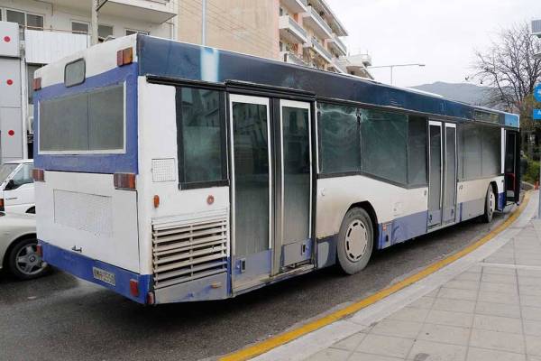 Καλαμάτα: Έσπασαν τα τζάμια λεωφορείου από σύγκρουση με... περίπτερο