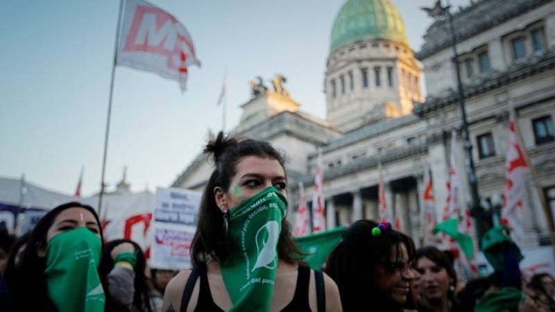 Αργεντινή: Πορεία υποστήριξης σε γιατρό που καταδικάστηκε - Είχε εμποδίσει θύμα βιασμού να κάνει άμβλωση