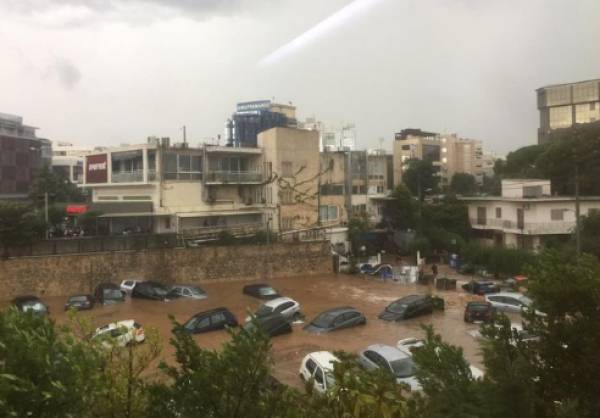 Η βροχή έπνιξε το Μαρούσι: Βούλιαξαν αυτοκίνητα (Βίντεο)