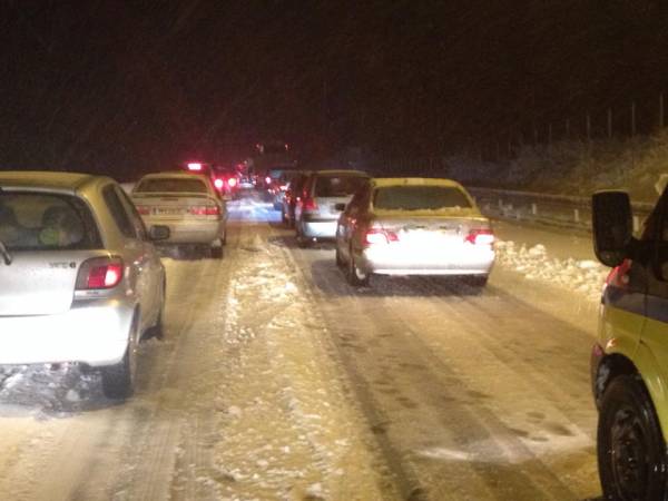Αποκλεισμένοι στα Παραδείσια λόγω του χιονιού δεκάδες οδηγοί