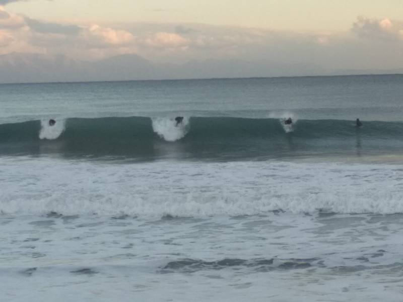 Κορώνη: «Δαμάζοντας» τα κύματα στην παραλία Μεμί (Βίντεο+φωτογραφίες)