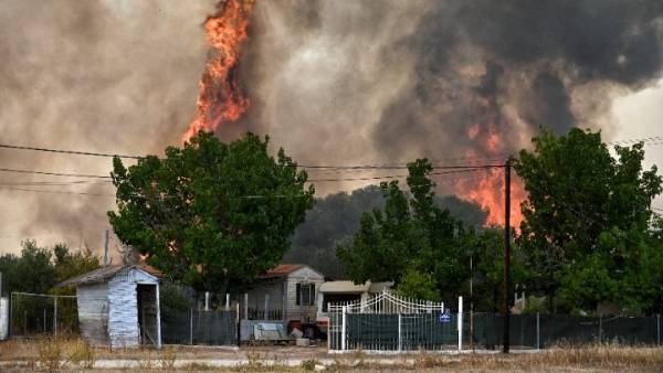 Πυροσβεστική: Συνεχίζεται η μάχη στα μέτωπα των πυρκαγιών - Μεγάλων διαστάσεων οι φωτιές σε Δ. Αττική και Λουτράκι (βίντεο)