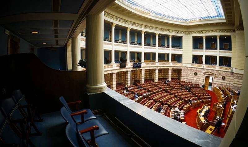 Κόντρα στη Βουλή για τη σύμπραξη e-ΕΦΚΑ με επαγγελματίες στην απονομή συντάξεων