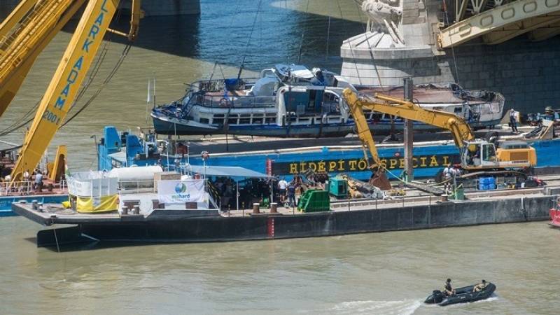 Ανελκύστηκε το πλοίο που βυθίστηκε στον Δούναβη