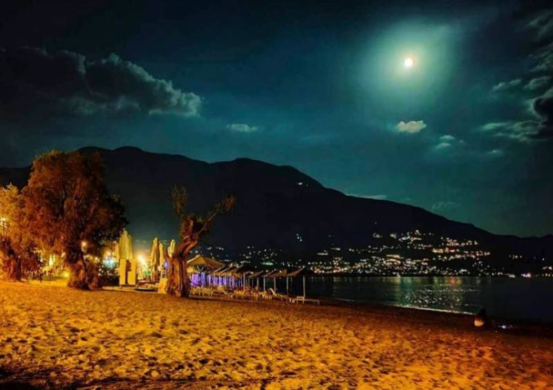 Αυγουστιάτικη πανσέληνος: Εντυπωσιακές εικόνες από το φετινό «Φεγγάρι του Οξύρρυγχου» στην Καλαμάτα