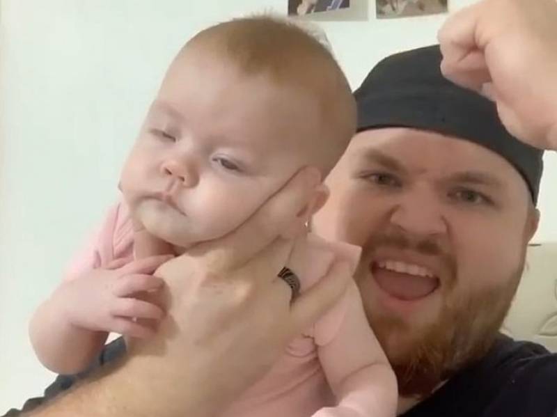 Πατέρας βρήκε το απόλυτο κόλπο για να κοιμίζει το μωρό του σε ένα λεπτό - Έγινε viral (Βίντεο)